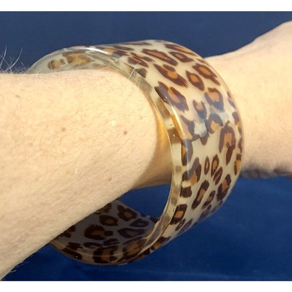Vintage bangle bracelet Clear Lucite cheetah leopard print chunky retro boho 2"w - Picture 4 of 4